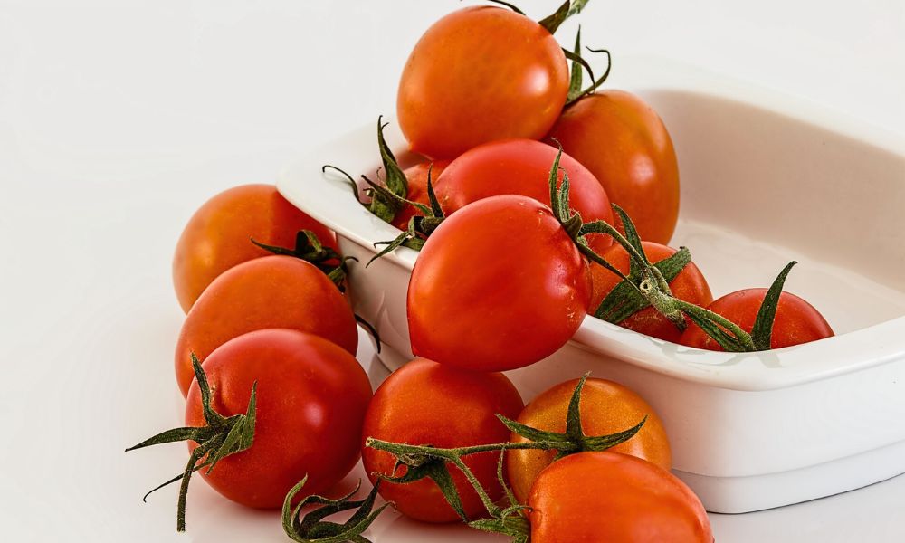 Kirschtomaten in einer weißen Auflaufform auf weißen Hintergrund